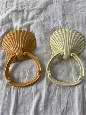 Vintage set of 2 Syroco shell towel holders, plastic, 11x6.5”